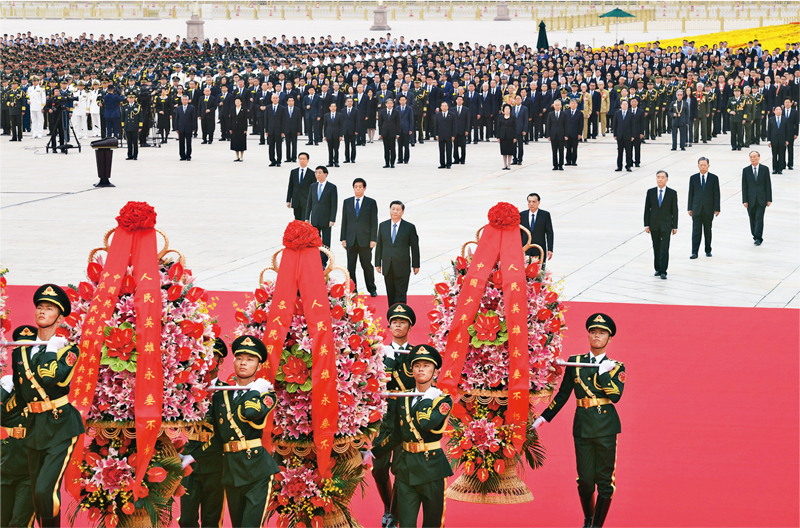 2021年9月30日上午，黨和國家領(lǐng)導(dǎo)人習(xí)近平、李克強、栗戰(zhàn)書、汪洋、王滬寧、趙樂際、韓正、王岐山等來到北京天安門廣場，出席烈士紀(jì)念日向人民英雄敬獻花籃儀式。 新華社記者 張領(lǐng)/攝