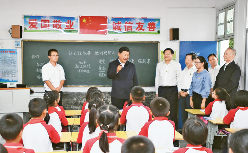 2020年9月16日至18日，中共中央總書記、國家主席、中央軍委主席習(xí)近平在湖南考察。這是16日下午，習(xí)近平在郴州市汝城縣文明瑤族鄉(xiāng)第一片小學(xué)，同正在上思政課的同學(xué)們親切交流。 新華社記者 謝環(huán)馳/攝