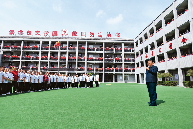 2021年9月13日至14日，中共中央總書記、國家主席、中央軍委主席習(xí)近平在陜西省榆林市考察。這是14日上午，習(xí)近平在綏德實驗中學(xué)考察時，同師生親切交流。 新華社記者 謝環(huán)馳/攝